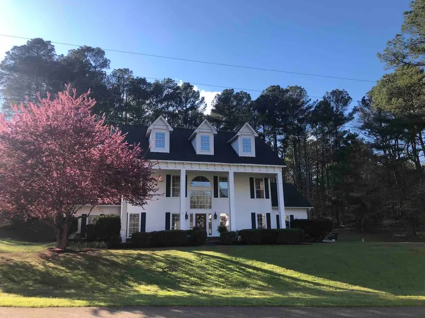 Beautiful 5-Bedroom Executive Home 4 mi to Square - Image 1