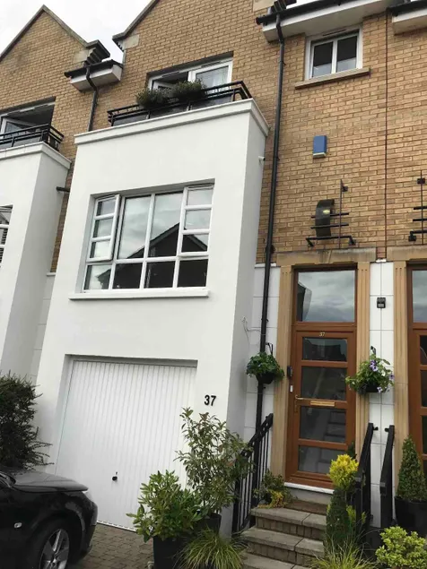 Beautiful 4 bedroom Townhouse minutes from Belfast - Image 1