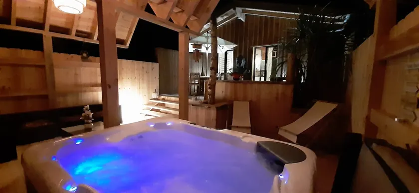 SAVANNAKETH Cottage with PRIVATE HOT TUB, corner of paradise - Image 1
