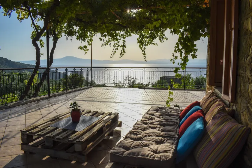 Coastal Stone Hideaway with Stunning Scenery - Image 1