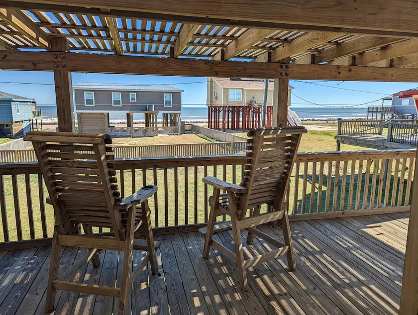 Charming recently updated beach house with ocean views - Image 1