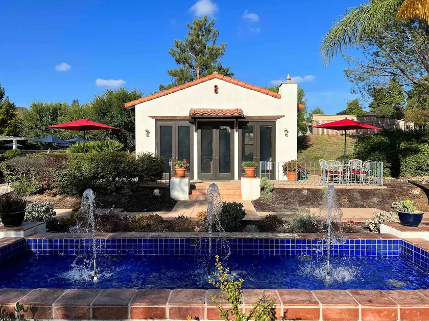 ⭐️Garden studio guesthouse, resort living with pool - Image 1