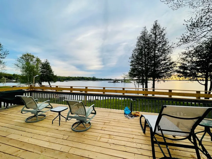 Newly renovated Waterfront cottage on Stoney Lake - Image 1