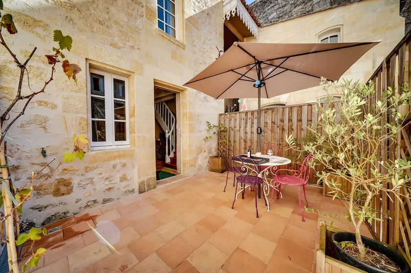 Logis Loiseau with terrace in St-Emilion - Image 1