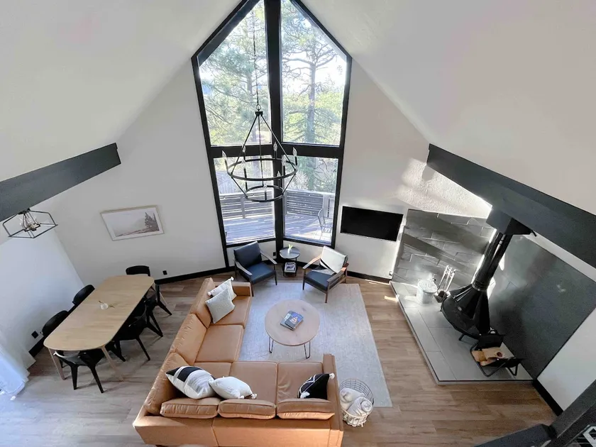 The Lost Pine: 3-Bedroom Chalet Style Cabin w/ AC - Image 1