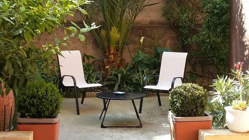 Apartment with garden/patio in the city center. - Image 1