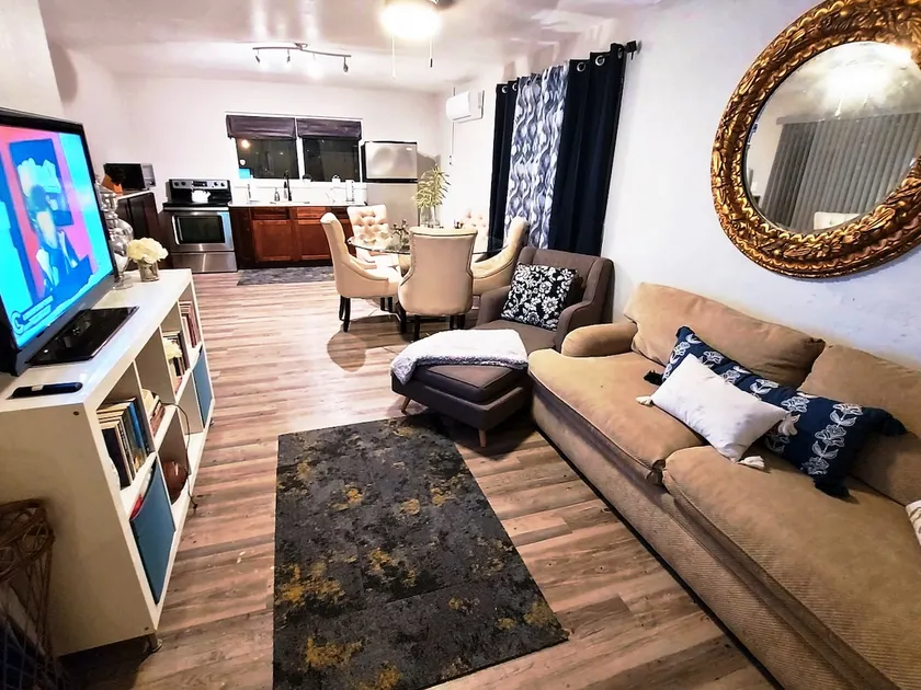 Beautiful 1bed 1bath w/pool close to everything - Image 1
