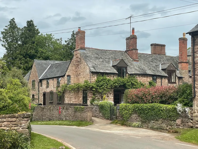 Beautiful two bedroom flat in idyllic setting - Image 1