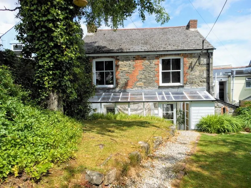 Lovely cottage with private garden - Image 1