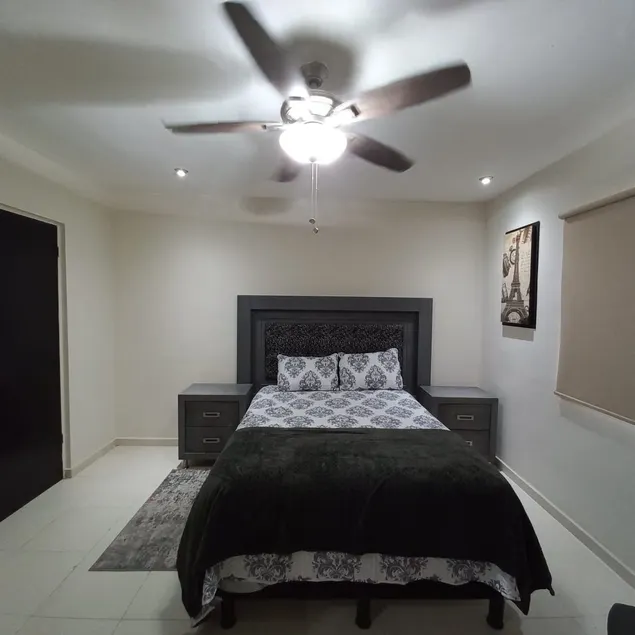 Private near the airport - Image 1