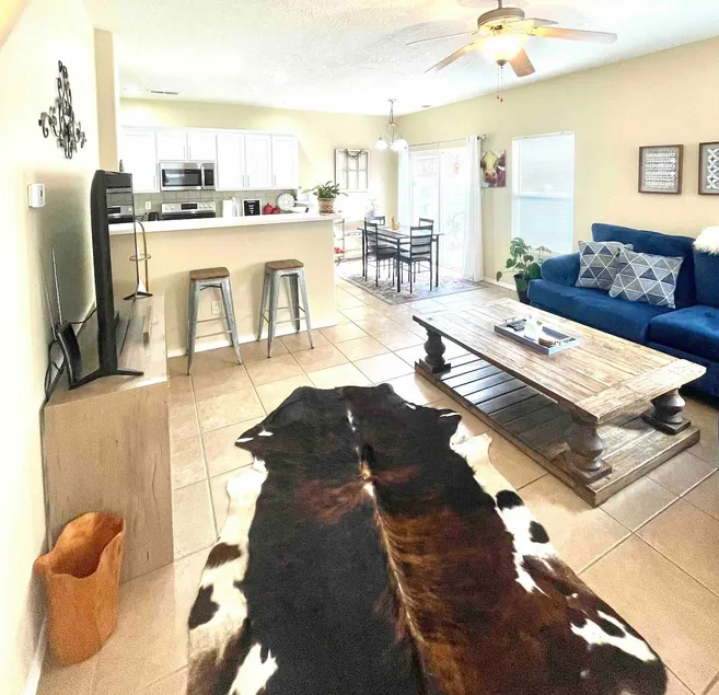 Great location! 3 BR townhouse w/ garage and patio - Image 1
