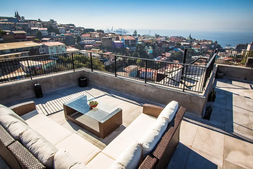 Stylish, modern apartment with spacious rooftop - Image 1