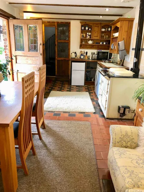 Large 1 bed cottage, private grounds ample parking - Image 1