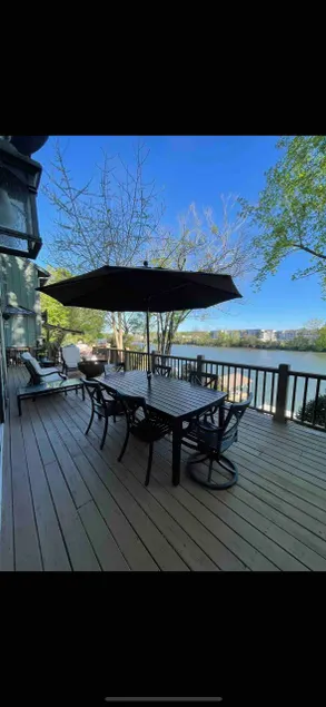 Beautiful 4 Bedroom River Front House in Downtown - Image 1