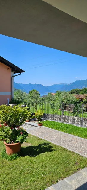 Apartamento con terraza y jardín | Vistas a la montaña - Image 1