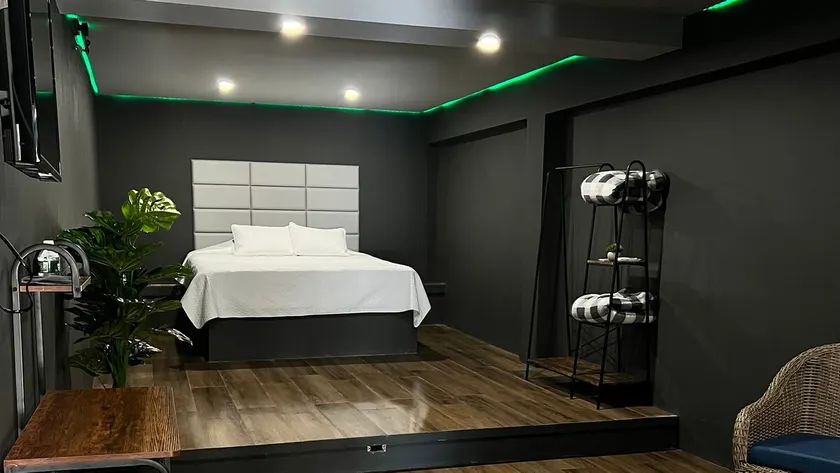 Modern R3 Small Apartment 1-Bedroom King Size Bed - Image 1