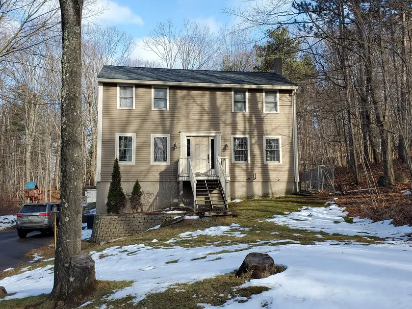 Belmont Home with quick access to the Lakes Region - Image 1