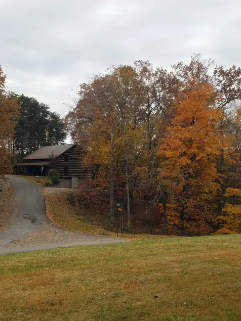 WALK TO WATER on Lake Cumberland with public dock. - Image 1
