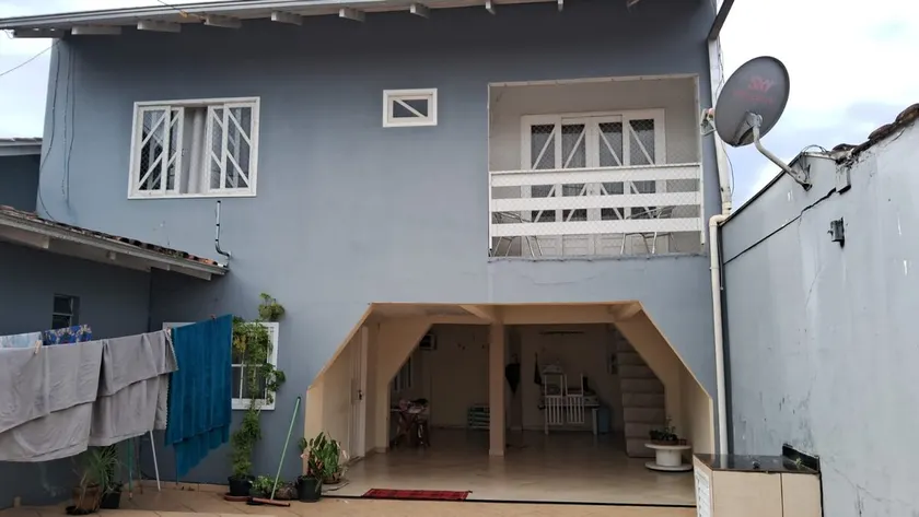 Apartment in a great location! 2 bedrooms, air conditioning, and garage - Image 1