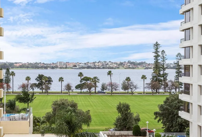 Captivating River View in 3 bedroom CBD apartment! - Image 1