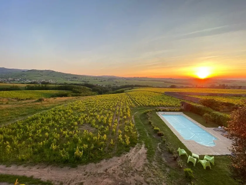 In the heart of the Beaujolais vineyards, Chénas residence - Image 1