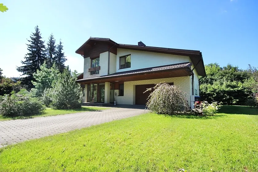 Villa EverGreen en el centro con jardín privado (estacionamiento en garaje, patio y jacuzzi) - Image 1