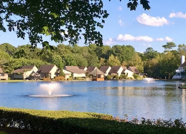 Lakefront slps 6; beach, pools, tennis, gym, view! - Image 1