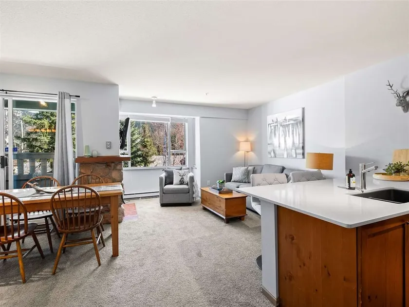 Village reno’d top-floor w/ free parking - Image 1