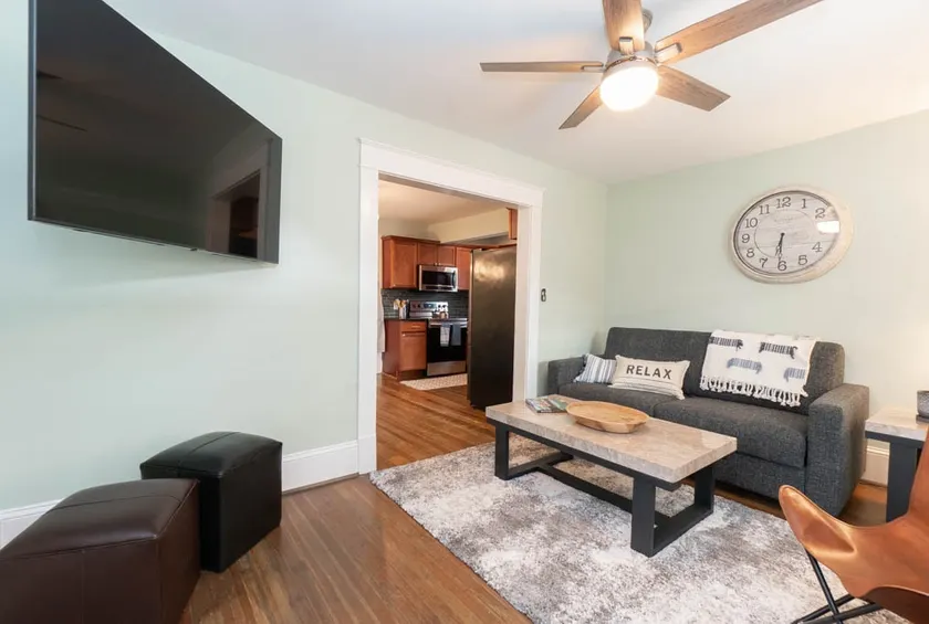 2B/1B Bungalow <5 min UNCG, Coliseum/GAC, downtown - Image 1