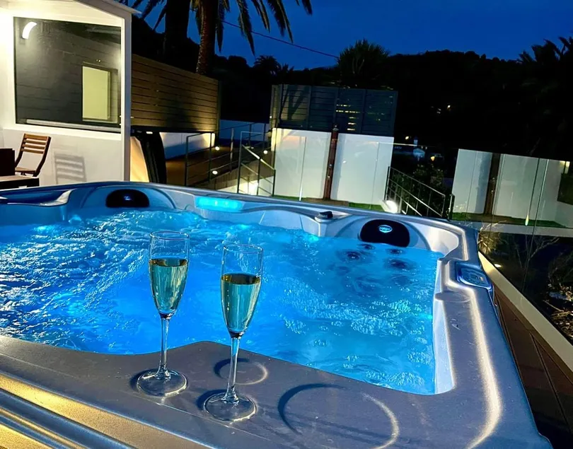 2 bedroom suite with a Jacuzzi, terrace and views. - Image 1