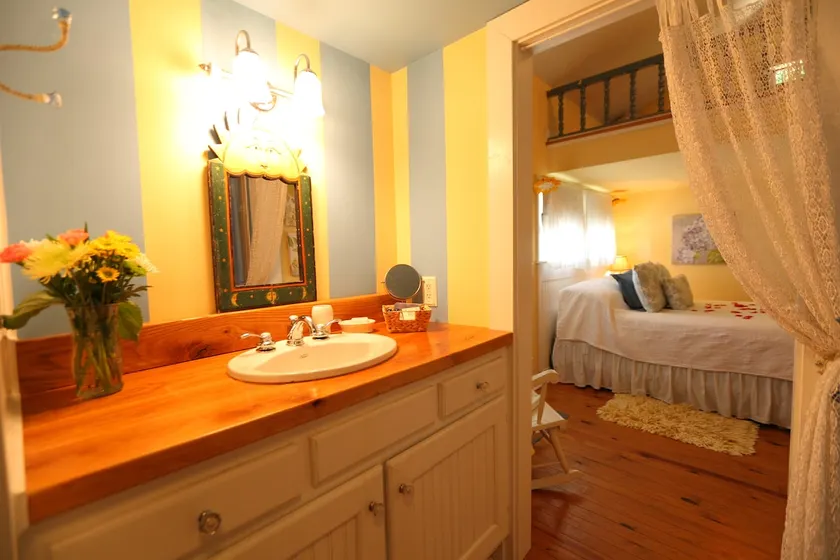 New! Sunshine Cottage for Two in Lake Country - Image 1
