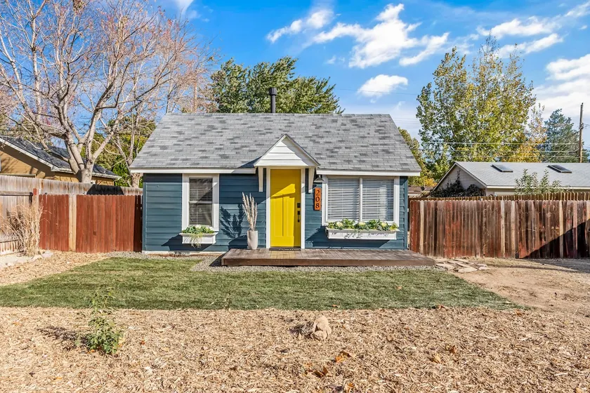 Stay 208: Gorgeous renovated modern farmhouse cottage - Image 1