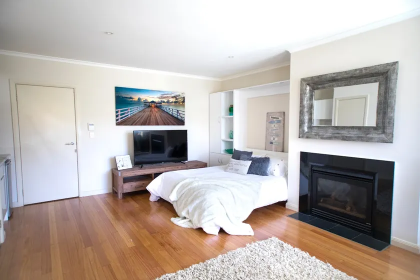 Port Melbourne Beachsider Princes Pier - Image 1