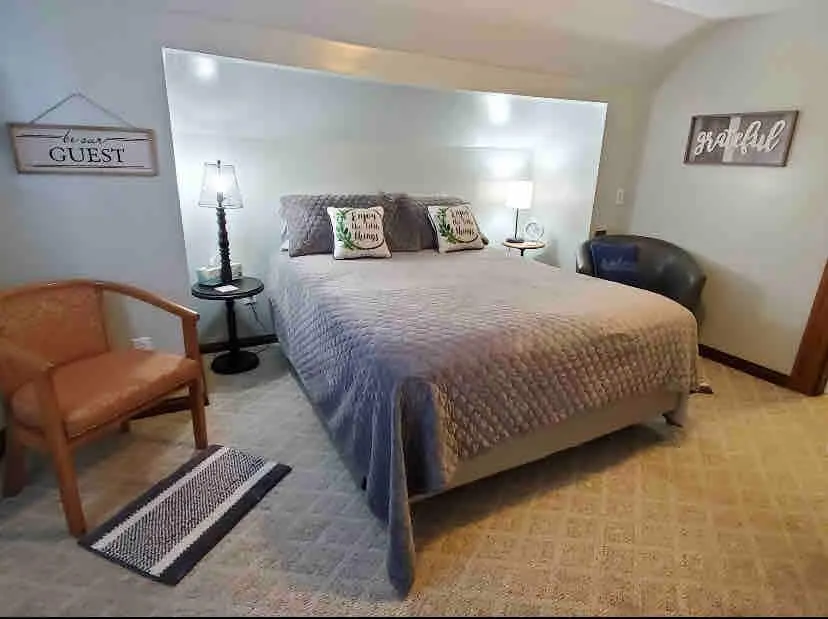 Private bed & bath near Green River Lake &downtown - Image 1
