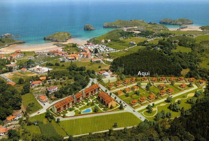 A villa in a private development near the beach - Image 1