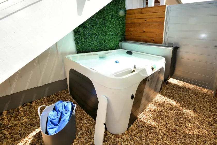 Loins Bridge 0.5m away, 2 Bedroom, Private Hot Tub - Image 1