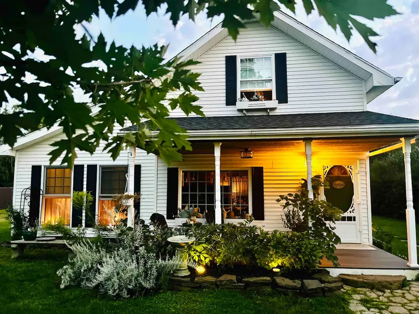 Historic Carriage House with Modern Amenities - Image 1