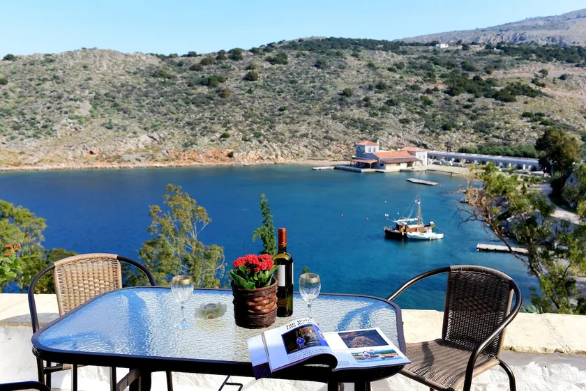 Arbeli House for idyllic sun & sea holidays in Mandraki Bay, Hydra - Image 1