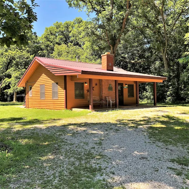 Kishauwau's Starved Rock Area Cabins - Studio (Bridge) Cabin - sleeps either 3 adults or 2 adults/2 kids - Image 1