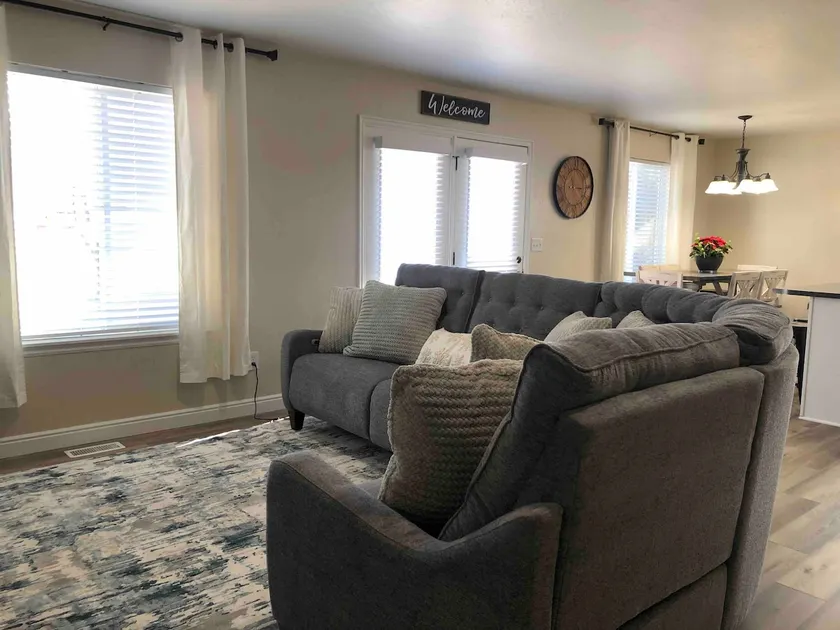 Open floor plan. 6-bedroom residential home. - Image 1