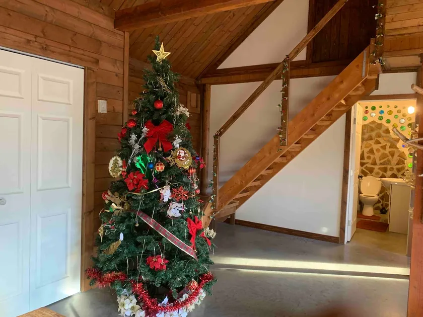Entire Cordwood House 5 minutes south of town - Image 1