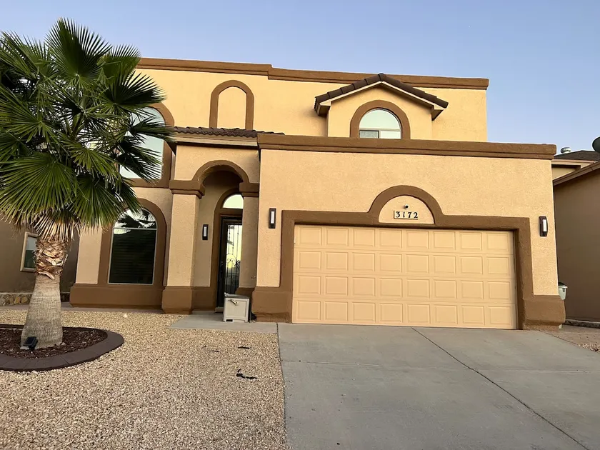 Cheerful 4 bedroom Home with beautiful backyard - Image 1