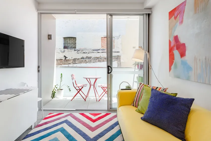 Walk to Galleries From an Artful Studio in a Boho Area - Image 1