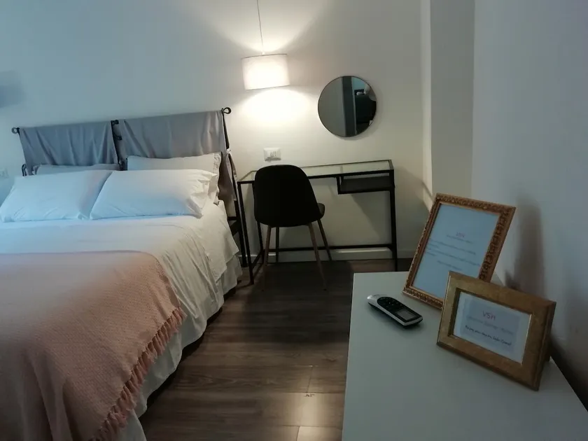 Varenna Sweet Home Varenna oferece Wi-Fi gratuito, cama de casal, um sofá-cama, um apartamento - Image 1