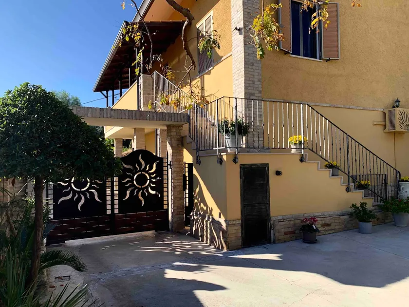 Flowery House - Image 1