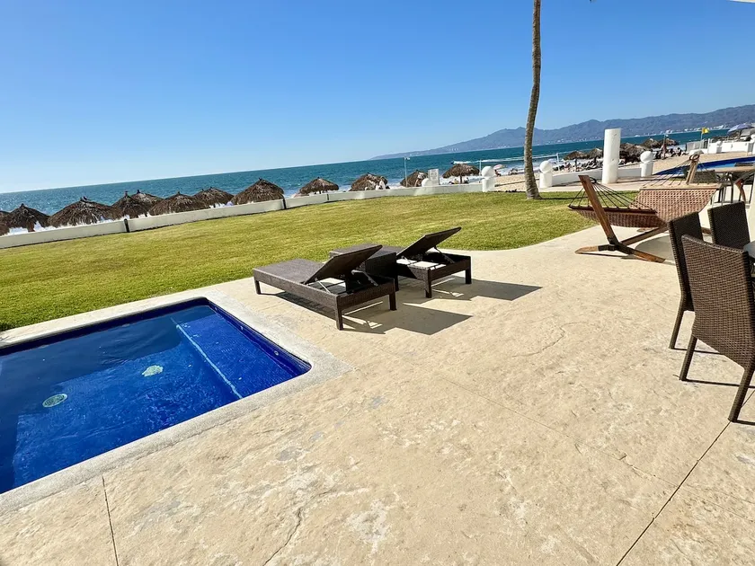 Deluxe Condo steps from the Beach private jacuzzi - Image 1