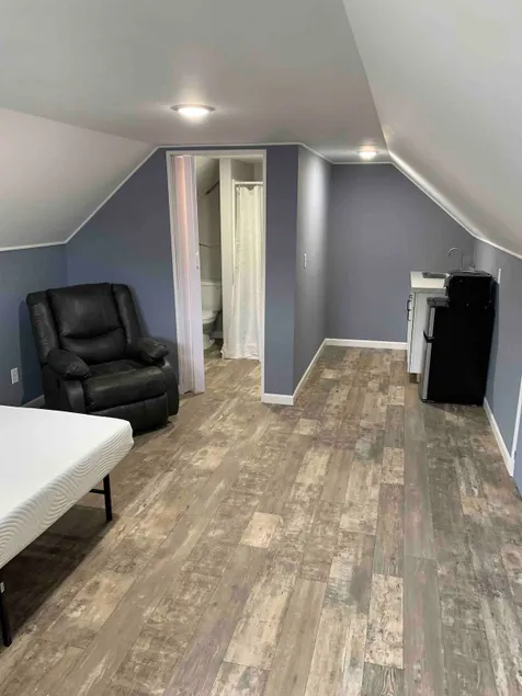 One bedroom newly finished apartment above garage - Image 1