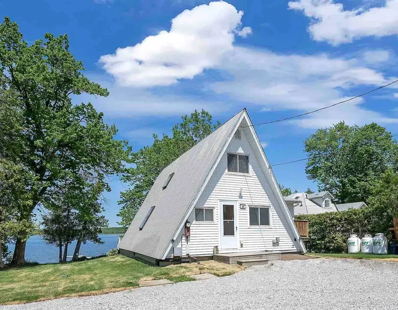 Lakefront detached house on the little lake - Image 1