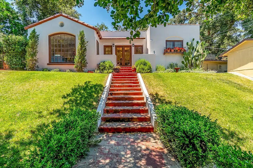 WeSTSiDE SPaNiSH BuNGaLOW -Hot Tub & Walk Downtown - Image 1
