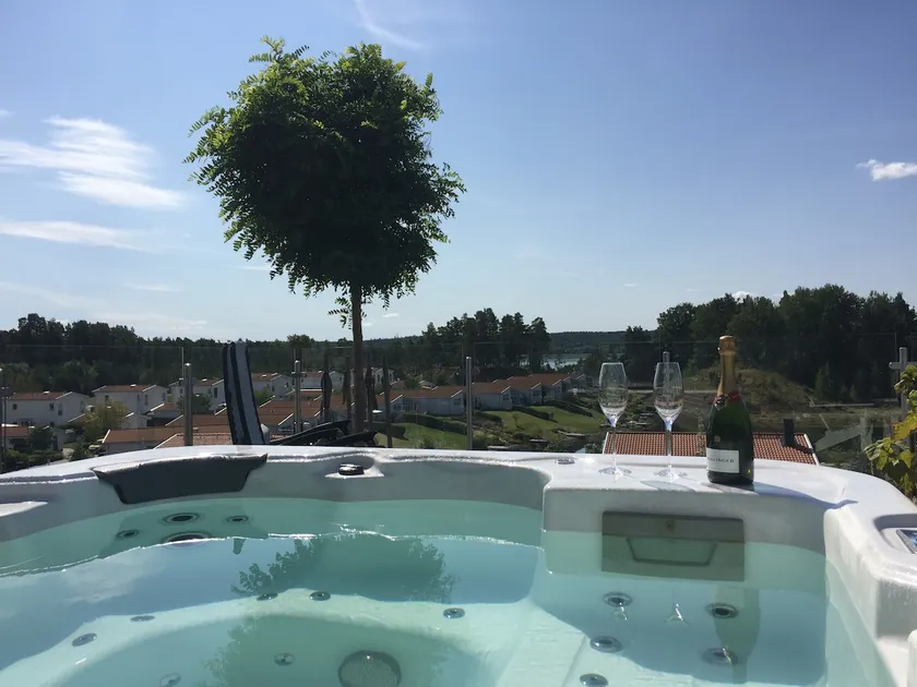 Seaview, Jacuzzi & good public comm. - Image 1